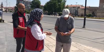Sivas'ta mobil sosyal hizmet aracı meydana indi