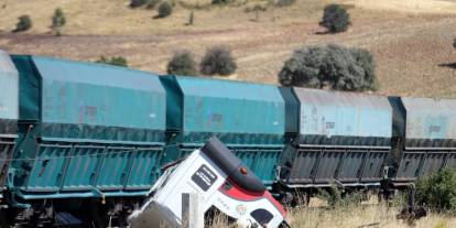 Sivas yönünden giden yük treni kamyona çarptı