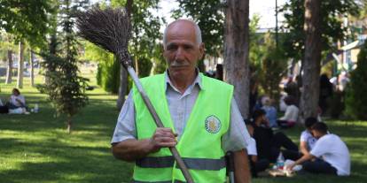 Sivaslı temizlik görevlisinin sesini duyan mest oluyor