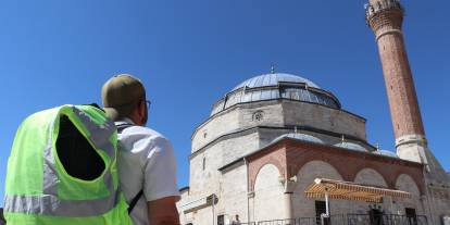 İlahi aşkla yeniden yollara düştü, hedefi yürüyerek Kabe'ye ulaşmak
