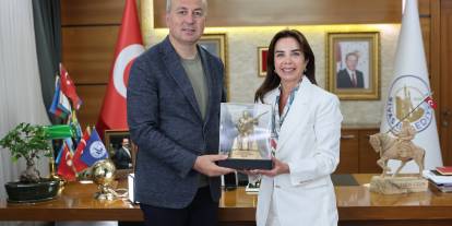 Âşık Veysel’in torunundan Başkan Uzun’a teşekkür plaketi