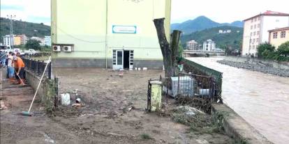 Giresun’da sel suları çekildi, geriye çamuru kaldı
