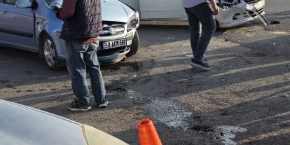 Sivas'ta üç otomobil çarpıştı: 7 yaralı