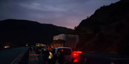 Sivas'ta toprak ve taşların düştüğü yolda 10 kilometrelik araç kuyruğu oluştu