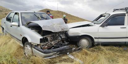 Şarkışla'da iki otomobil çarpıştı: 4 yaralı