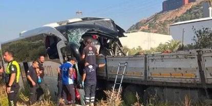 Yolcu otobüsü TIR'la çarpıştı!