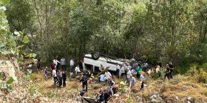 Son dakika: Sivas'ta minibüs devrildi, ölü ve yaralılar var!