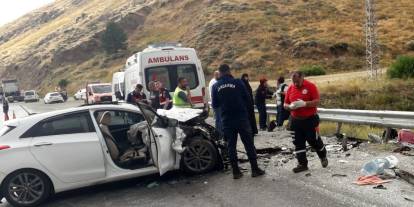 Sivas'ta minibüsle otomobilin çarpıştığı kazada 11 kişi yaralandı