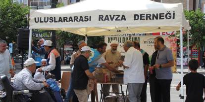 Uluslararası Ravza Derneği’nden Mevlid Kandili'nde lokum ve gül suyu ikramı!