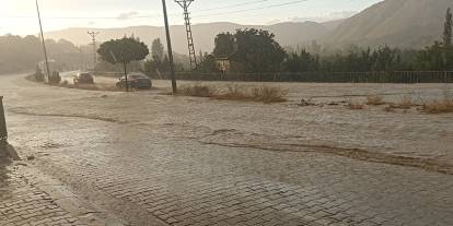 Gürün’de şiddetli yağış ulaşımı aksattı