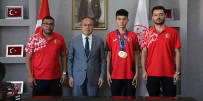 3 madalyalı sporcuya müdürden tebrik