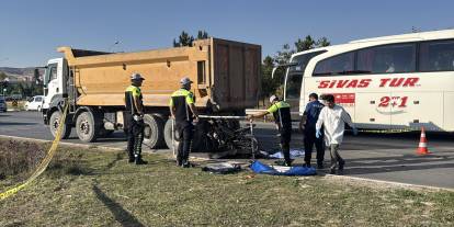 Sivas’ta kamyona çarpan motosiklet sürücüsü öldü