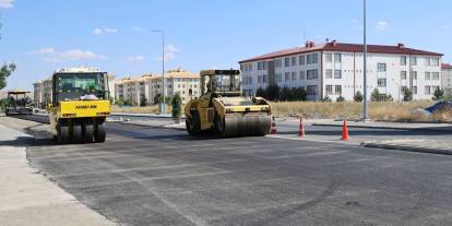 Sivas'ta bir cadde bitiyor, diğerinde asfalt mesaisi başlıyor!