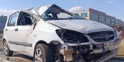 Devrilen otomobildeki 4 kişi yaralandı