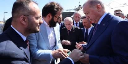 Sivaslı girişimciden Cumhurbaşkanı’na özel saat