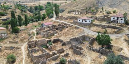 Sivas'ta göç nedeniyle terk edilen köyde yalnızca bir aile yaşıyor
