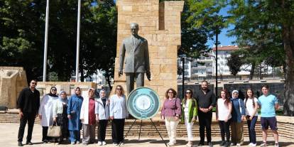 Sivas’ta fizyoterapistler Atatürk Anıtı'na çelenk sundu!