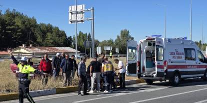 Sivas'ta iki otomobilin çarpıştığı kazada 2'si ağır, 3 kişi yaralandı