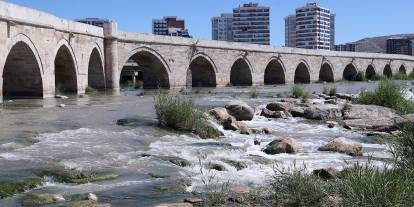 Selçuklu mirası Eğri Köprü ışıl ışıl olacak: Sivas Belediyesi’nden 12 bin renkli dev ihale!
