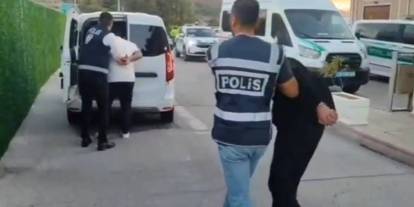 "Polis ve savcıyız" diyerek kandırdılar, altınlarla kaçarken yakalandılar