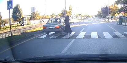 Yaya geçidinde otomobilin altında kalmaktan son anda kurtuldu