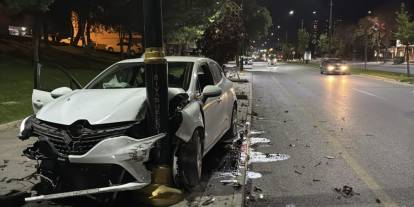 Sivas’ta otomobil aydınlatma direğine saplandı: 4 yaralı