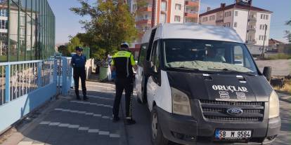 Altınyayla’da ilk ders günü emniyet düğmeye bastı! O servis aracı trafikten men edildi!