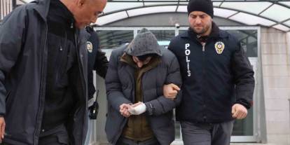 Üvey babasını bıçaklayarak öldürdü