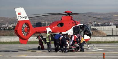 Ayı saldırdı, ambulans helikopterle Sivas'a getirildi