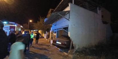 Sivas'ta otomobil garaj duvarına çarptı