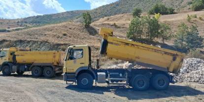 Suşehri Kaymakamlığı'ndan Saraycık Köyü'ne kilit parke taşı desteği!