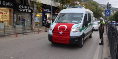 Şehit polisin cenazesini meslektaşları selam vererek uğurladı