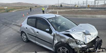 Sivas'ta iki otomobilin çarpıştığı kazada 5 kişi yaralandı