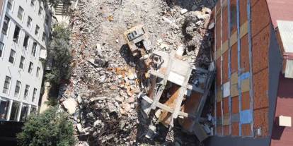 Kentsel dönüşüm yıkımında çöken beton blok iş makinesinin üzerine devrildi