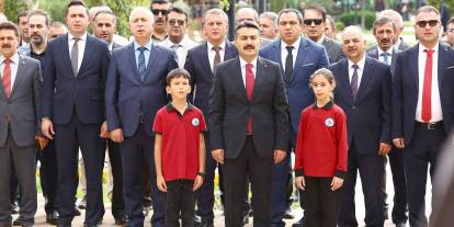 Sivas'ta İlköğretim Haftası coşkusu: Cumhuriyet Meydanı’nda çelenk sunma töreni düzenlendi!