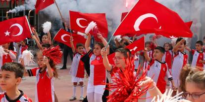 Sivas'ta İlköğretim Haftası kapsamında öğrencilerden renkli gösteriler
