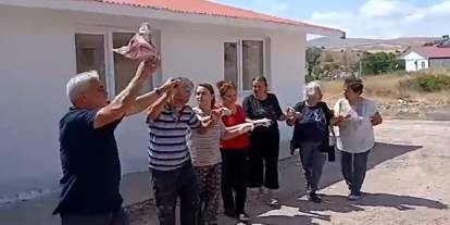 50 yıllık okul binasını imece usulü yenileyip, halayla kutladılar