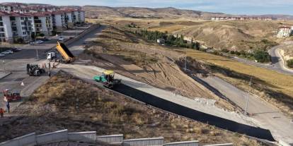 Sivas Belediyesi’nden 3 noktada yol çalışması
