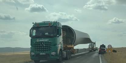 Gürün-Kangal yolunda dev kanatlar trafiği aksattı