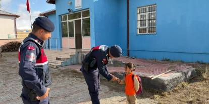 Sivas'ta jandarma ekiplerinden okul çevrelerinde sıkı güvenlik denetimi