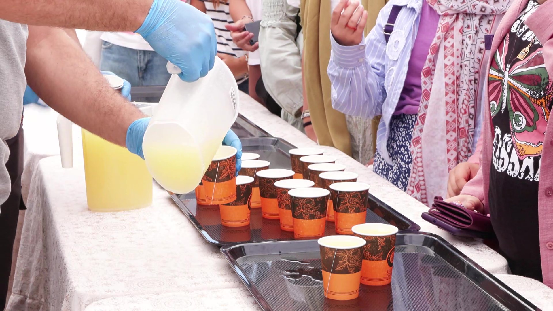 istanbul-camii-avlusunda-cesmeden-limo-810291-239965.jpg