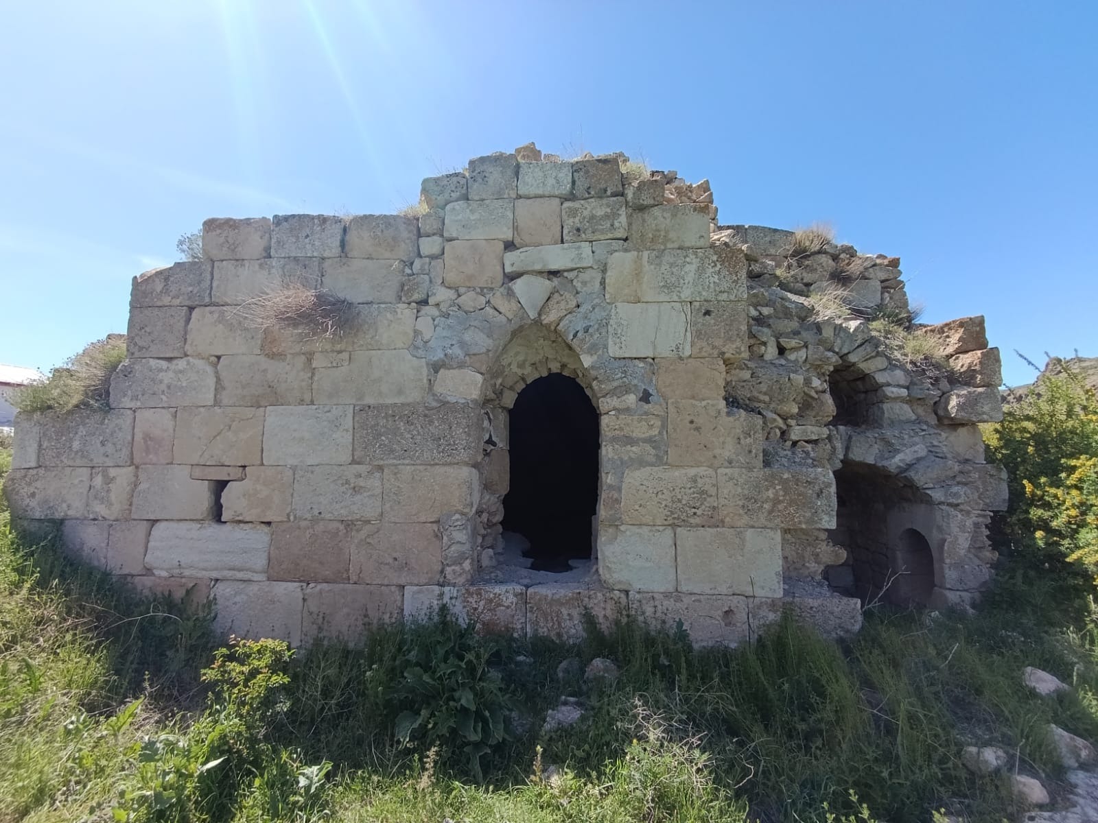 sivasta-tarihi-surp-minas-kilisesinin-mezarligi-tahrip-edildi.jpg