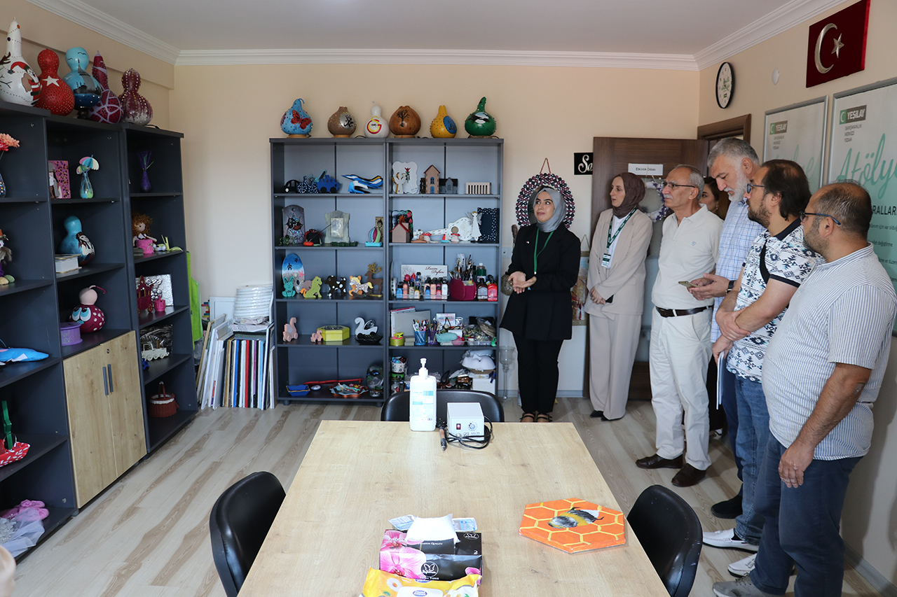 aa-20250711-38534640-38534630-yesilay-sivas-sube-baskani-halit-koksal-gazetecilerle-kahvaltida-bir-araya-geldi.jpg