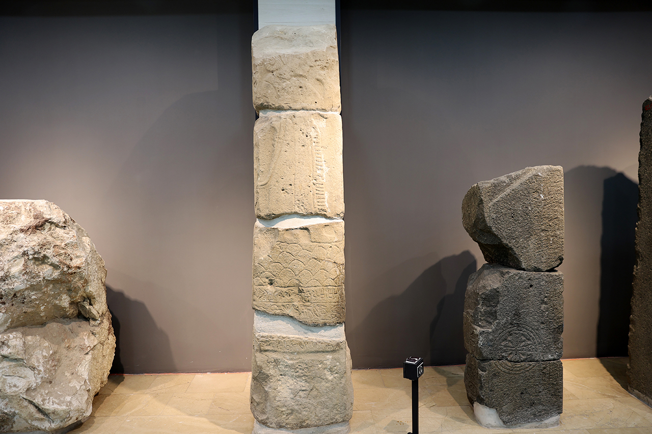 aa-20250713-38546366-38546361-sivas-arkeoloji-muzesinde-sergilenen-stelde-hititlerden-4-kusaga-ait-bilgiler-yer-aliyor-1.jpg