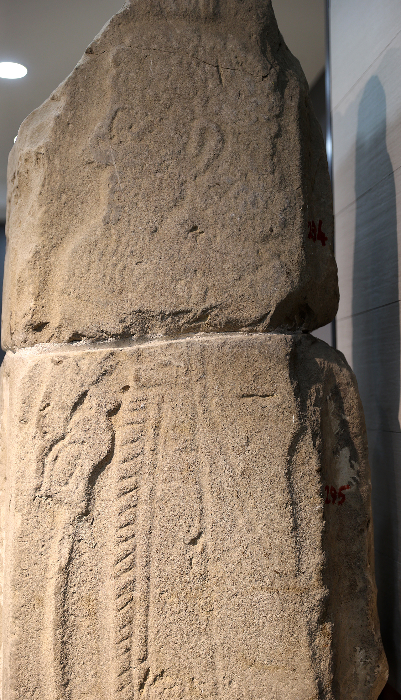 aa-20250713-38546366-38546362-sivas-arkeoloji-muzesinde-sergilenen-stelde-hititlerden-4-kusaga-ait-bilgiler-yer-aliyor-1.jpg