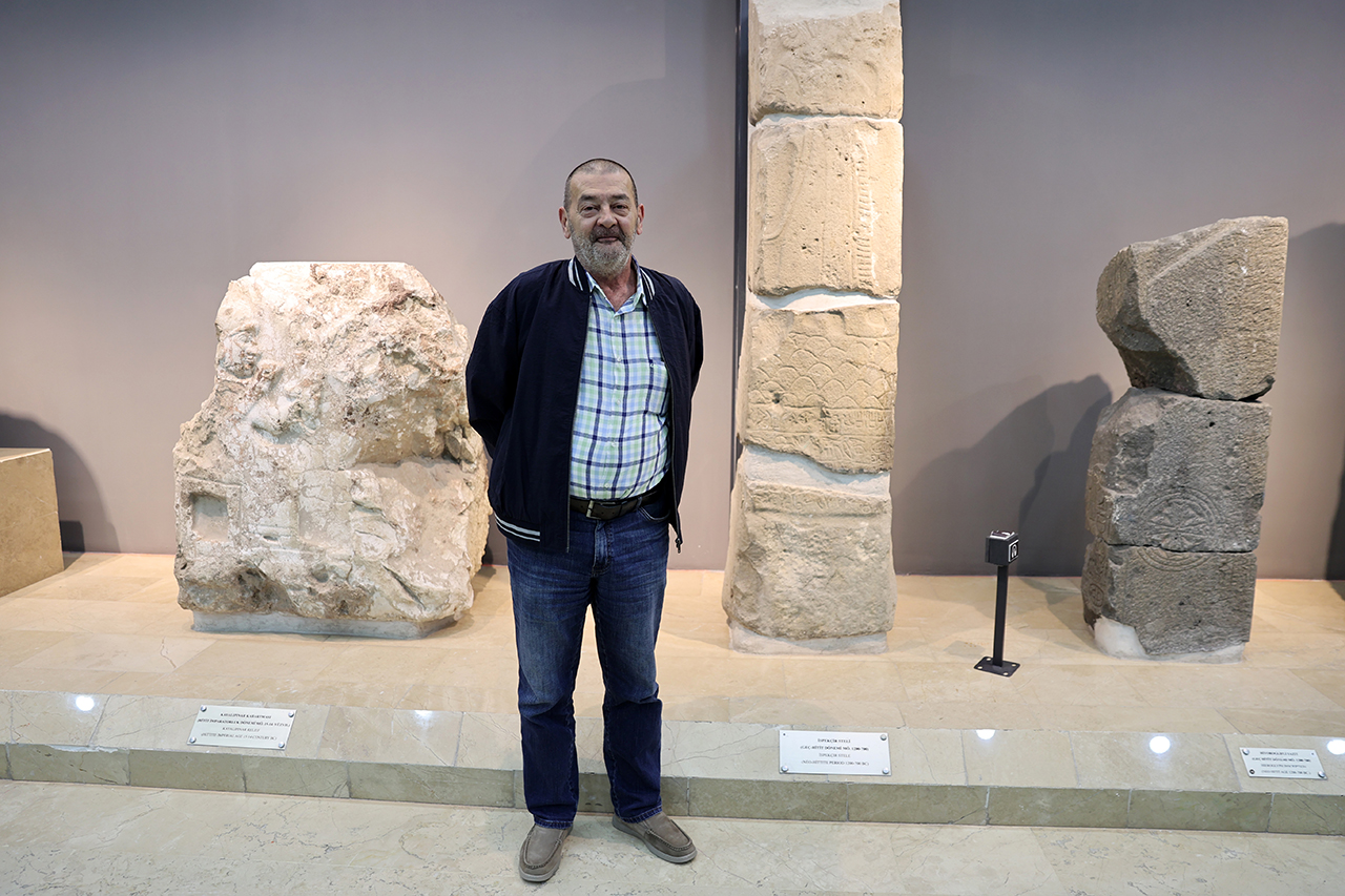 aa-20250713-38546366-38546363-sivas-arkeoloji-muzesinde-sergilenen-stelde-hititlerden-4-kusaga-ait-bilgiler-yer-aliyor.jpg
