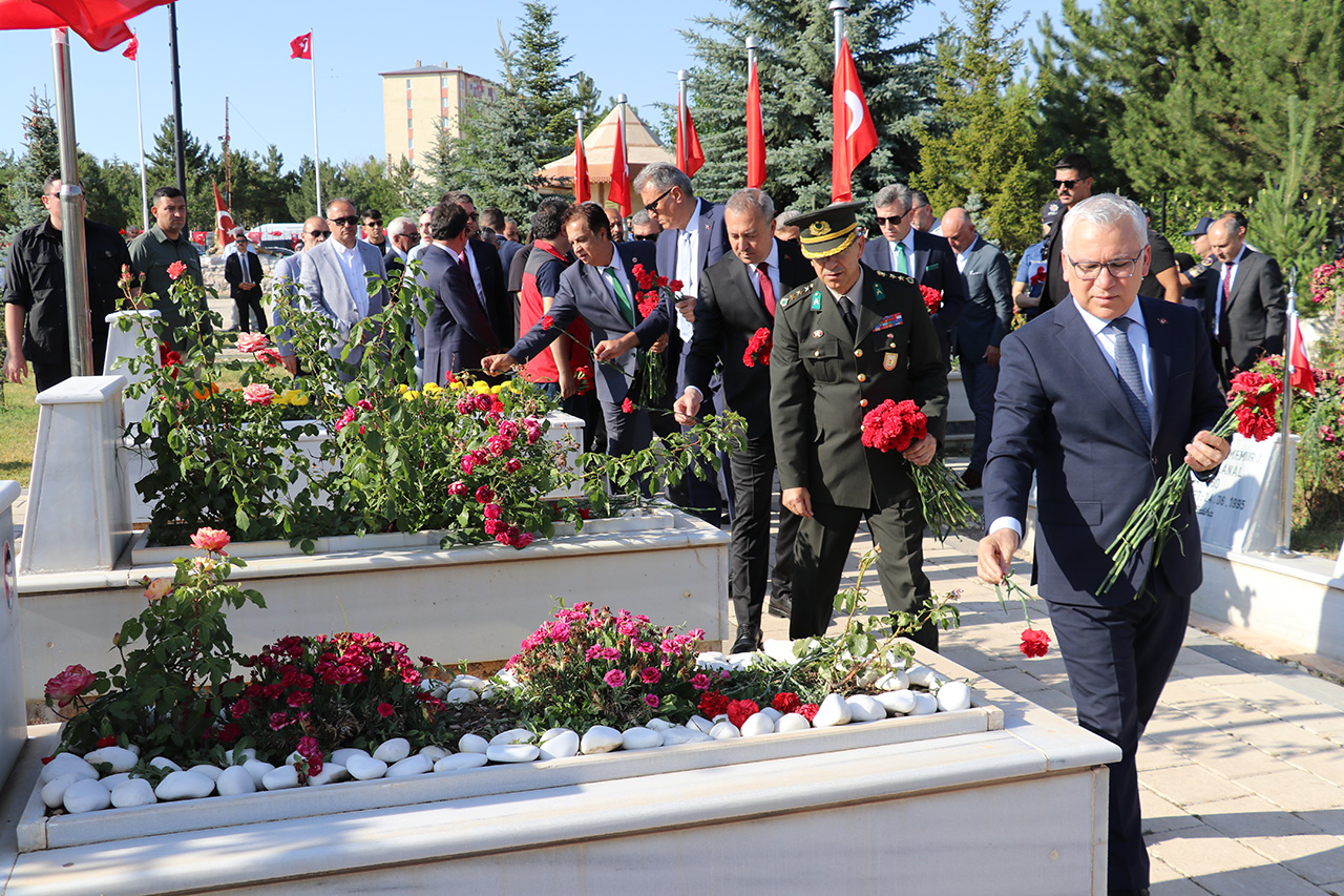 aa-20250715-38568889-38568882-sivasta-15-temmuz-dolayisiyla-sehitlik-ziyaret-edildi.jpg