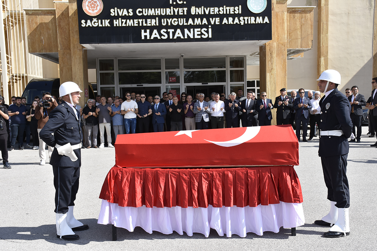kazada-yaralanan-eski-bitlis-valisi-kara-822168-243552.jpg