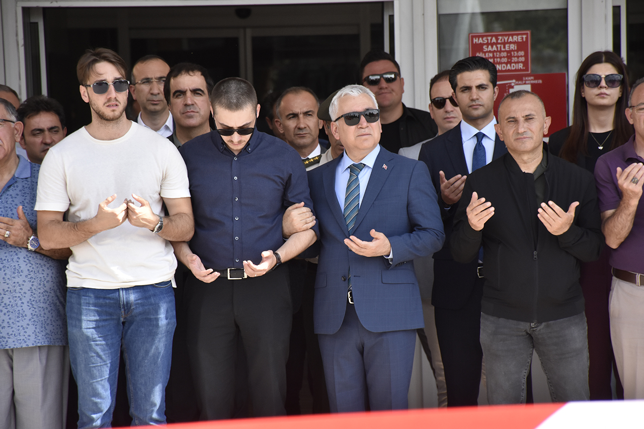 kazada-yaralanan-eski-bitlis-valisi-kara-822169-243552.jpg