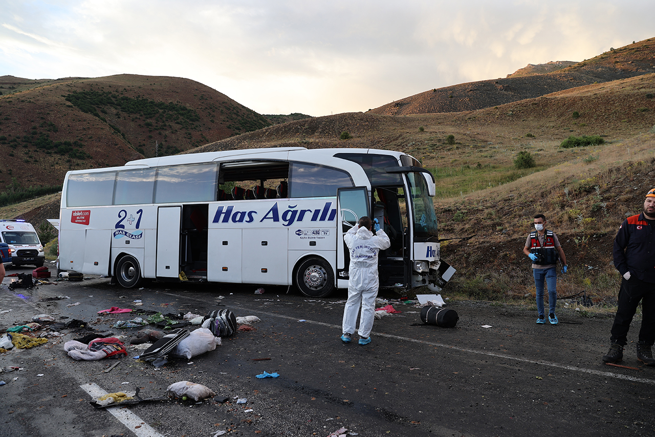 aa-20250720-38613468-38613460-sivasta-yolcu-otobusu-dagin-yamacina-carpti-4-kisi-oldu-33-kisi-yaralandi.jpg